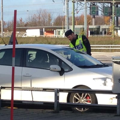 Svensk polis granskar bilar som kommer med Öresundsbron.