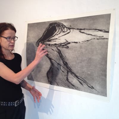 Veronika Ringbom på nya utställningen "Mörkerströmmar" på Galleri Joella i Åbo