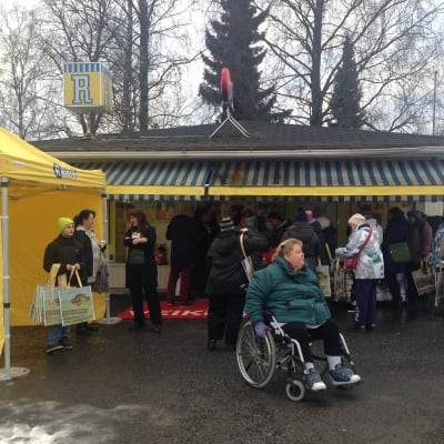 Den stora Eurojackpotvinsten firades i R-kiosken på Järnvägsgatan.