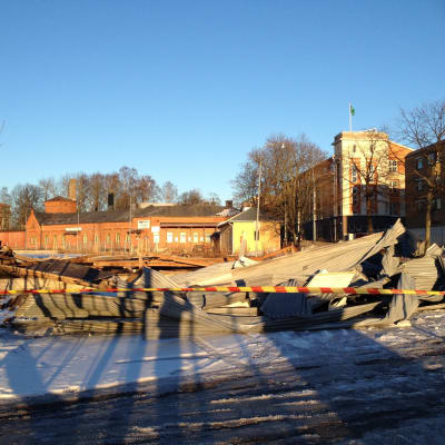 Ett område är avgränsats på grund av ett hus har rivits. I bakgrunden syns fastigheten Fixhuset i Ekenäs.