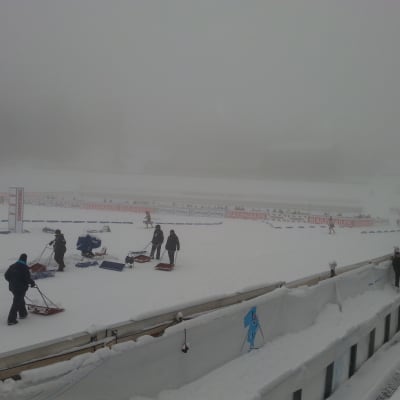 Snöfallet kan ställa till det på Holmenkollen.