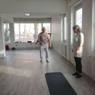 Fight Backs träningssal i Åbo. Jaswinder Jhutti och Ann-Christine Jansson-Jhutti tränar