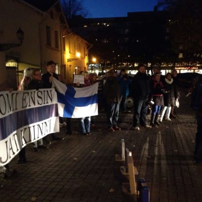 Rajat Kiinni demonstration utanför Åbo stadsfullmäktige.