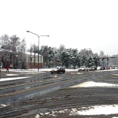 Slask och snö i korsningen av Alskatvägen och Brändövägen i Vasa.