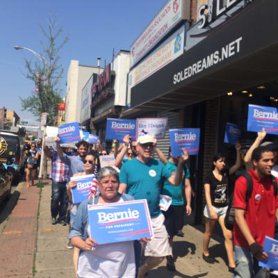 Bernie Sanders anhängare marscherar i Jersey City.