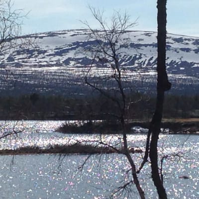En sjö och ett fjäll