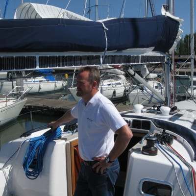 Företagaren Christian Hallberg ombord på sin "utsläppsfria" sol- och vinddrivna segelbåt.