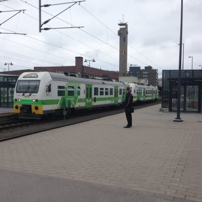 Lähijuna lähdössä Tampereen rautatieasemalta