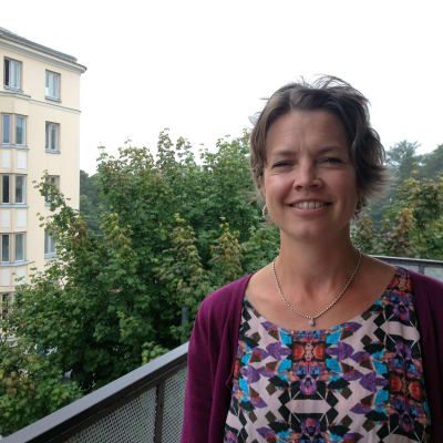 Petra Willamo på Barnavårdsföreningens balkong i Tölö.