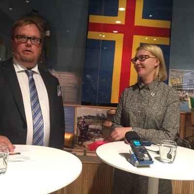 Ålands talman Johan Ehn och Maria Lohea diskuterar