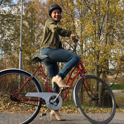 Reetta Rönkä ja polkupyörä