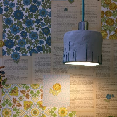 Lampa gjord av lera som ser ut som betong