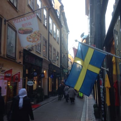 Svenska flaggan vid en affär i Gamla stan, Stockholm.