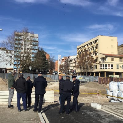 Poliser övervakar rivningen av en mur i norra Mitrovica, Kosovo