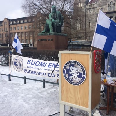 Suomi Ensin-demonstrationen på Järnvägstorger i Helsingfors