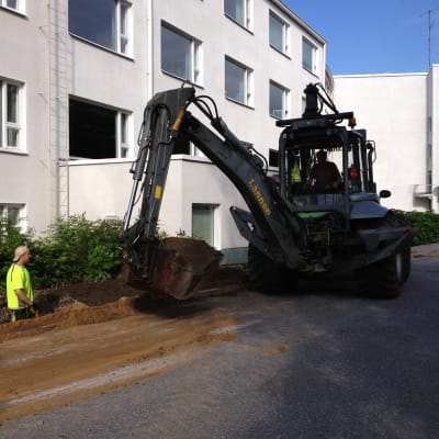 Grävmaskin i arbete.