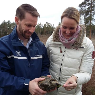 Husse och matte Jacob Granqvist och Daniela Andersson med 70-åriga sköldpaddan Sköldis