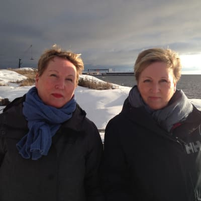 två kvinnor vid havet på vintern
