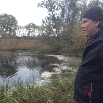 Niklas Brandt är bekymrad: ån rinner igenom vassen på bara en och en halv meter.
