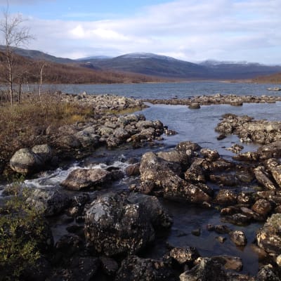 Kilpisjärvi. Taustalla tuntureita.