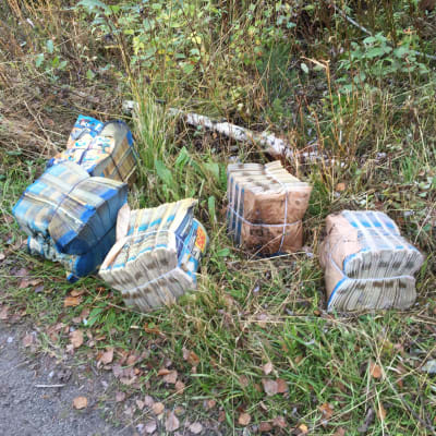 Dumpade reklamblad längs en skogsväg i Kvevlax i Korsholm.