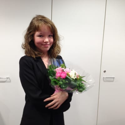 Saana Haglund håller i en blombukett.