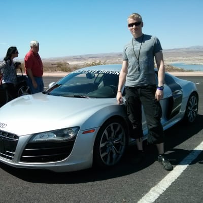 Jari Lana poseeraa Audi R8 -auton vieressä