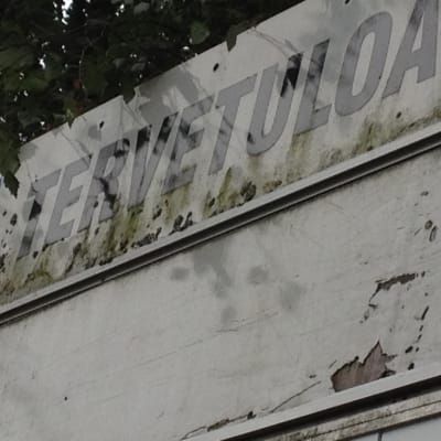 Detalj av nergången anslagstavla
