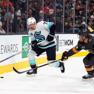 Joonas Donskoi kämpar om pucken.