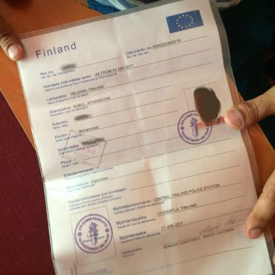 Afghansk asylsökandes dokument med finska polisstämplar.