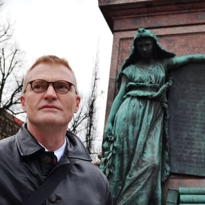 Henrik Meinander tycker det är pinsamt att Runebergs staty inte talar svenska.
