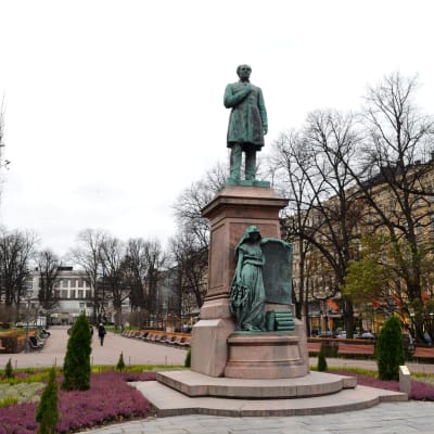 Runebergs staty talar inte svenska förrän nästa år.