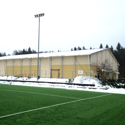 Aurorahallen i Borgå med det gröna konstgräset framför hallen som kontrast till den vita snön.