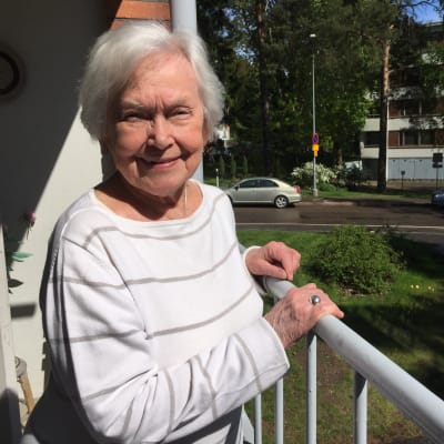 Ulla Gyllenberg poserar på sin balkong.