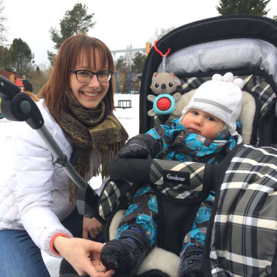 Belinda Andersson intill barnvagn där sonen Hugo sitter.