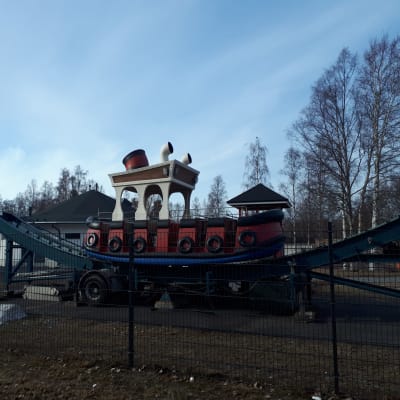 Vauhtipuisto avaa huvipuistolaitteensa uudessa paikassa toukokuun lopussa. Kuvassa rakentuvaa huvipuistoaluetta. 