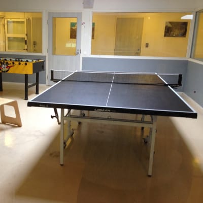 Allrum, med bordtennisbord och andra spel.
