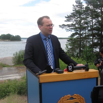 Försvarsminister Jussi Niinistö vid militärövningen Baltops