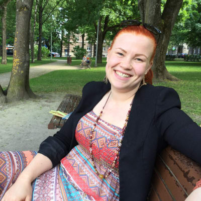 Alexandra Jokinen sitter på en parkbänk i centrala Tallinn