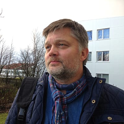 Johannes Kr. Kristjansson utanför sitt hus i Reykjavik.