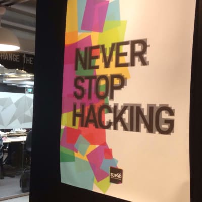 Never stop hacking står på en affish intill ett kontorslandskap på it-klustret SUP46.