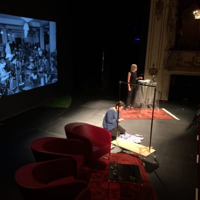 Annamari Vänskä föreläste om varför modet förändras vid Föredragsmaraton på Svenska Teatern i Helsingfors den 8 september 2017. Samtidigt skapades mode på scenen. 