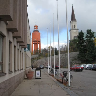 En vy från Hangö centrum med stadshuset, kyrkan och vattentornet.