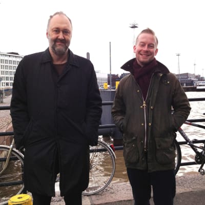 Raoul Grünstein och Olli Sirén tycker att det skulle vara trevligt att hoppa i plurret vid Sveaborgsfärjan