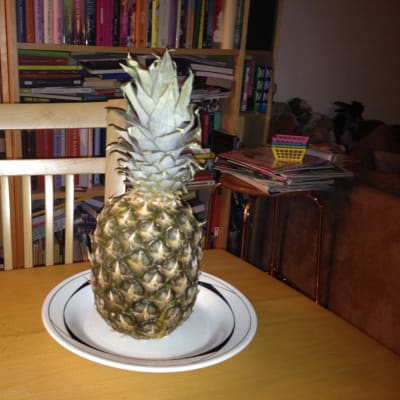En ananas på en tallrik