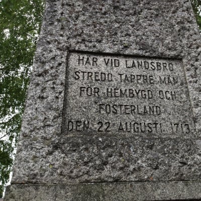 En minnessten med texten: Här vid Landsbro stredo tappre män för hembygd och fosterland den 22 augusti 1713.