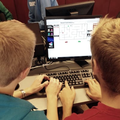 Två elever vid Borgå gymnasium spelar på dator.