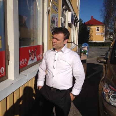 Ahmad Rohaani utanför sin restaurang i Vörå.