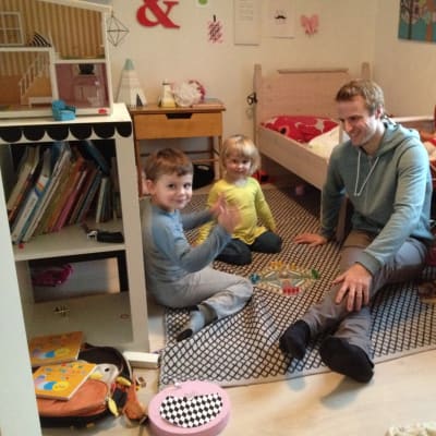 Fredrik Flink och barnen Max och Esther.