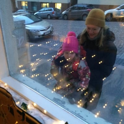 Anne Lahti ja Anastasia ihailevat talvi-ikkunaa.